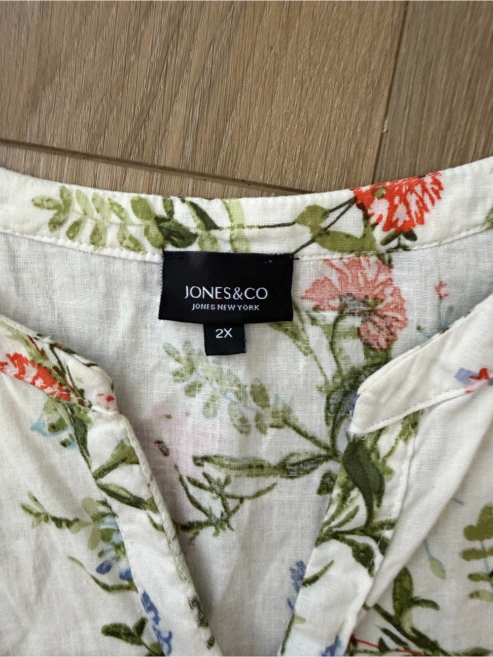 JONES & CO White Floral Tunic Blouse EUC - Picture 6 of 7
